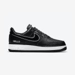 Nike Air Force 1 Low 'Hello' - ホワイトアクセントと「Hello」ブランドが特徴のブラック Nike Air Force 1 Low 'Hello' ホワイトアクセントと「Hello」ブランドのブラックスニーカー