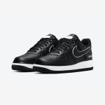 Nike Air Force 1 Low 'Hello' - ホワイトアクセントと「Hello」ブランドが特徴のブラック Nike Air Force 1 Low 'Hello' ホワイトアクセントと「Hello」ブランドのブラックスニーカー