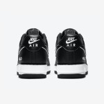 Nike Air Force 1 Low 'Hello' - ホワイトアクセントと「Hello」ブランドが特徴のブラック Nike Air Force 1 Low 'Hello' ホワイトアクセントと「Hello」ブランドのブラックスニーカー