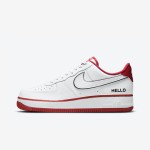 Nike Air Force 1 Low 'Hello' - ホワイト&レッドスニーカー Nike Air Force 1 Low 'Hello' - 赤のアクセントとHelloのブランディングが特徴のホワイトスニーカー