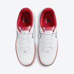 Nike Air Force 1 Low 'Hello' - ホワイト&レッドスニーカー Nike Air Force 1 Low 'Hello' - 赤のアクセントとHelloのブランディングが特徴のホワイトスニーカー