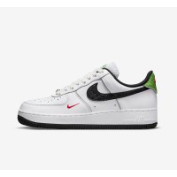 ナイキ エア フォース 1 ロー "Just Do It" - 黒と赤のディテールとアイコニックな "Just Do It" ブランディングが施されたホワイトスニーカー