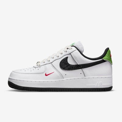 ナイキ エア フォース 1 ロー "Just Do It" - 黒と赤のディテールとアイコニックな "Just Do It" ブランディングが施されたホワイトスニーカー