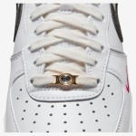ナイキ エア フォース 1 ロー "Just Do It" - 白 ブラック & レッドのディテール ナイキ エア フォース 1 ロー "Just Do It" 白のスニーカー ブラックとレッドのディテール