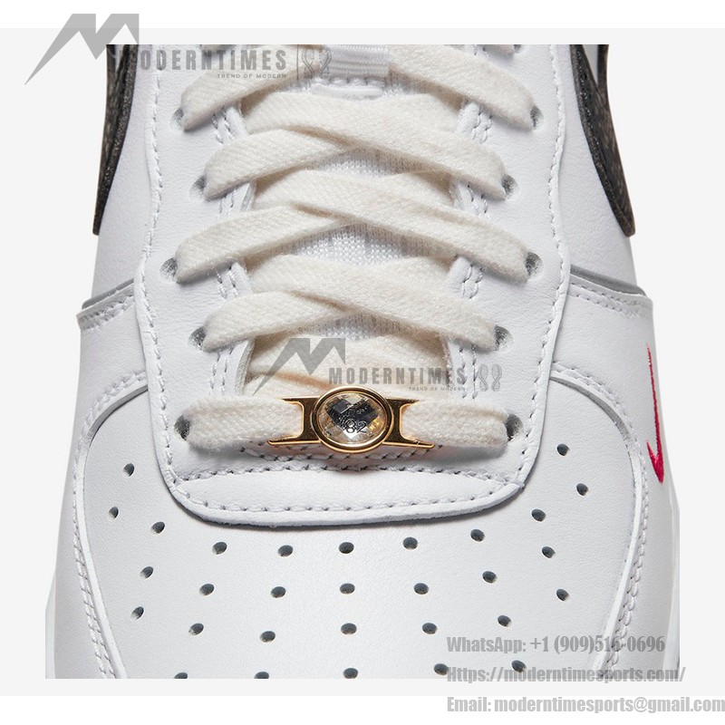 ナイキ エア フォース 1 ロー "Just Do It" - 白 ブラック & レッドのディテール ナイキ エア フォース 1 ロー "Just Do It" 白のスニーカー ブラックとレッドのディテール