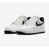ナイキ エア フォース 1 ロー "Just Do It" - 黒と赤のディテールとアイコニックな "Just Do It" ブランディングが施されたホワイトスニーカー
