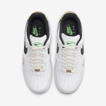 ナイキ エア フォース 1 ロー "Just Do It" - 白 ブラック & レッドのディテール ナイキ エア フォース 1 ロー "Just Do It" 白のスニーカー ブラックとレッドのディテール