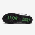 ナイキ エア フォース 1 ロー "Just Do It" - 白 ブラック & レッドのディテール ナイキ エア フォース 1 ロー "Just Do It" 白のスニーカー ブラックとレッドのディテール