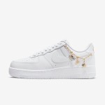 Nike Air Force 1 Low LX 'Lucky Charms' DD1525-100 - プレミアムホワイトスニーカーとゴールドチェーン Nike Air Force 1 Low LX 'Lucky Charms' DD1525-100 - ゴールドチェーンとチャーム付きプレミアムホワイトスニーカー