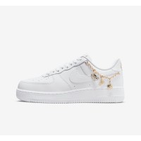 Nike Air Force 1 Low LX 'Lucky Charms' DD1525-100 - ゴールドチェーンとエレガントなチャームが映えるプレミアムホワイトスニーカー