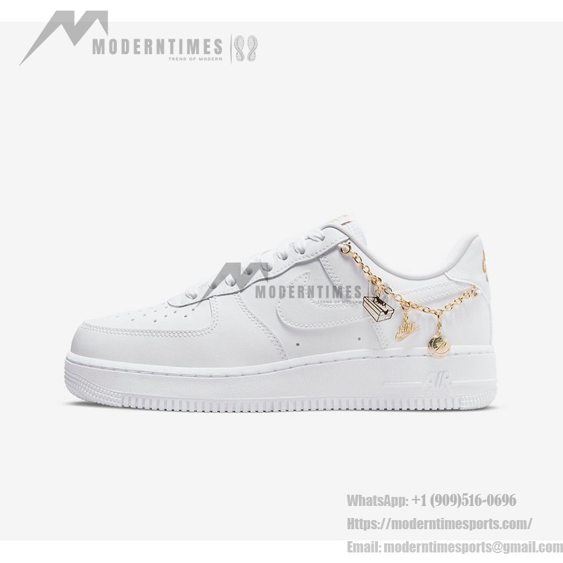 Nike Air Force 1 Low LX 'Lucky Charms' DD1525-100 - プレミアムホワイトスニーカーとゴールドチェーン Nike Air Force 1 Low LX 'Lucky Charms' DD1525-100 - ゴールドチェーンとチャーム付きプレミアムホワイトスニーカー