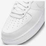 Nike Air Force 1 Low LX 'Lucky Charms' DD1525-100 - プレミアムホワイトスニーカーとゴールドチェーン Nike Air Force 1 Low LX 'Lucky Charms' DD1525-100 - ゴールドチェーンとチャーム付きプレミアムホワイトスニーカー