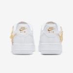 Nike Air Force 1 Low LX 'Lucky Charms' DD1525-100 - プレミアムホワイトスニーカーとゴールドチェーン Nike Air Force 1 Low LX 'Lucky Charms' DD1525-100 - ゴールドチェーンとチャーム付きプレミアムホワイトスニーカー