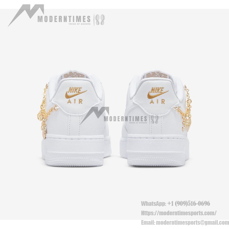Nike Air Force 1 Low LX 'Lucky Charms' DD1525-100 - プレミアムホワイトスニーカーとゴールドチェーン Nike Air Force 1 Low LX 'Lucky Charms' DD1525-100 - ゴールドチェーンとチャーム付きプレミアムホワイトスニーカー