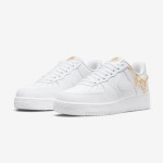 Nike Air Force 1 Low LX 'Lucky Charms' DD1525-100 - プレミアムホワイトスニーカーとゴールドチェーン Nike Air Force 1 Low LX 'Lucky Charms' DD1525-100 - ゴールドチェーンとチャーム付きプレミアムホワイトスニーカー