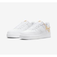 Nike Air Force 1 Low LX 'Lucky Charms' DD1525-100 - ゴールドチェーンとエレガントなチャームが映えるプレミアムホワイトスニーカー
