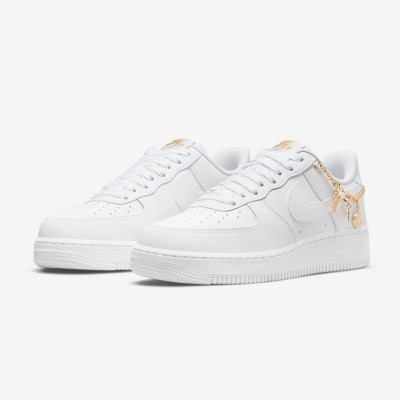 Nike Air Force 1 Low LX 'Lucky Charms' DD1525-100 - ゴールドチェーンとエレガントなチャームが映えるプレミアムホワイトスニーカー