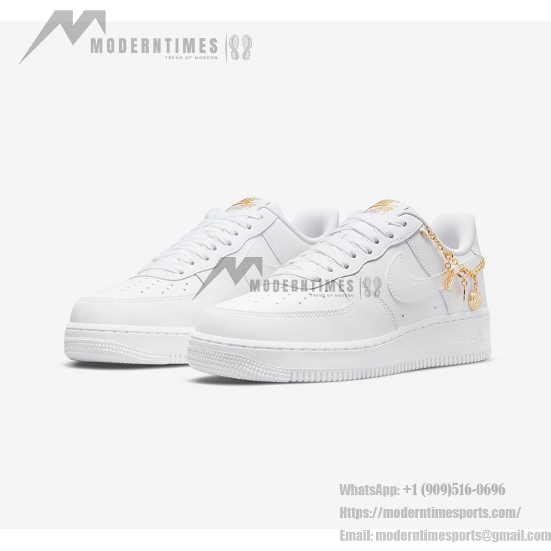 Nike Air Force 1 Low LX 'Lucky Charms' DD1525-100 - プレミアムホワイトスニーカーとゴールドチェーン Nike Air Force 1 Low LX 'Lucky Charms' DD1525-100 - ゴールドチェーンとチャーム付きプレミアムホワイトスニーカー