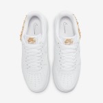 Nike Air Force 1 Low LX 'Lucky Charms' DD1525-100 - プレミアムホワイトスニーカーとゴールドチェーン Nike Air Force 1 Low LX 'Lucky Charms' DD1525-100 - ゴールドチェーンとチャーム付きプレミアムホワイトスニーカー