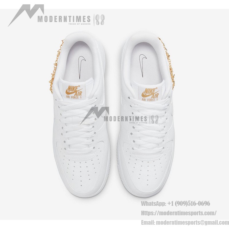 Nike Air Force 1 Low LX 'Lucky Charms' DD1525-100 - プレミアムホワイトスニーカーとゴールドチェーン Nike Air Force 1 Low LX 'Lucky Charms' DD1525-100 - ゴールドチェーンとチャーム付きプレミアムホワイトスニーカー
