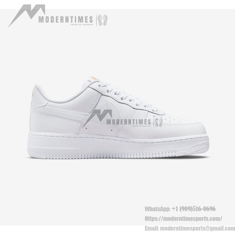 Nike Air Force 1 Low LX 'Lucky Charms' DD1525-100 - プレミアムホワイトスニーカーとゴールドチェーン Nike Air Force 1 Low LX 'Lucky Charms' DD1525-100 - ゴールドチェーンとチャーム付きプレミアムホワイトスニーカー