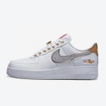 Nike Air Force 1 Low "NOLA" DZ5425-100 - ニューオーリンズを称えるエレガントなデザイン Nike Air Force 1 Low "NOLA" DZ5425-100 - きらめくシルバースウッシュとゴールドアクセントが際立つホワイトレザー