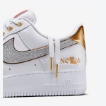Nike Air Force 1 Low "NOLA" DZ5425-100 - ニューオーリンズを称えるエレガントなデザイン Nike Air Force 1 Low "NOLA" DZ5425-100 - きらめくシルバースウッシュとゴールドアクセントが際立つホワイトレザー