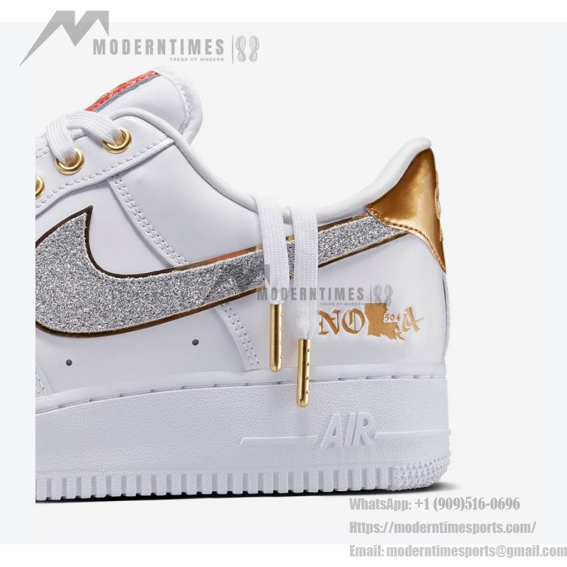 Nike Air Force 1 Low "NOLA" DZ5425-100 - ニューオーリンズを称えるエレガントなデザイン Nike Air Force 1 Low "NOLA" DZ5425-100 - きらめくシルバースウッシュとゴールドアクセントが際立つホワイトレザー
