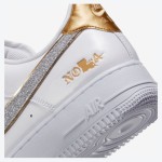 Nike Air Force 1 Low "NOLA" DZ5425-100 - ニューオーリンズを称えるエレガントなデザイン Nike Air Force 1 Low "NOLA" DZ5425-100 - きらめくシルバースウッシュとゴールドアクセントが際立つホワイトレザー