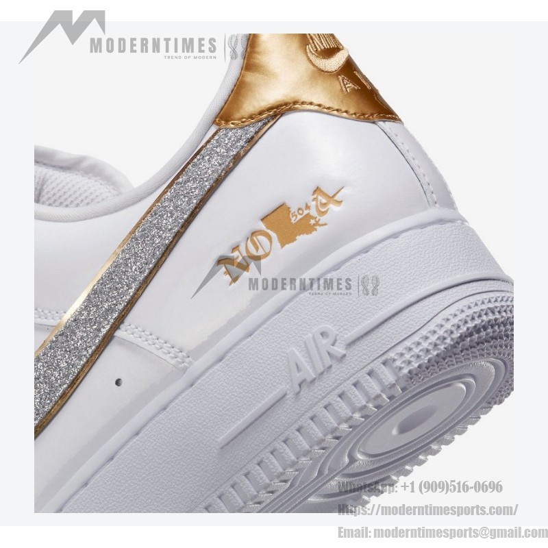 Nike Air Force 1 Low "NOLA" DZ5425-100 - ニューオーリンズを称えるエレガントなデザイン Nike Air Force 1 Low "NOLA" DZ5425-100 - きらめくシルバースウッシュとゴールドアクセントが際立つホワイトレザー