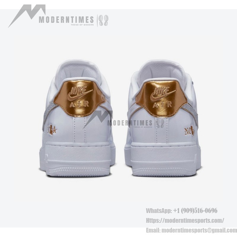 Nike Air Force 1 Low "NOLA" DZ5425-100 - ニューオーリンズを称えるエレガントなデザイン Nike Air Force 1 Low "NOLA" DZ5425-100 - きらめくシルバースウッシュとゴールドアクセントが際立つホワイトレザー