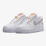 Nike Air Force 1 Low "NOLA" DZ5425-100 - ニューオーリンズを称えるエレガントなデザイン Nike Air Force 1 Low "NOLA" DZ5425-100 - きらめくシルバースウッシュとゴールドアクセントが際立つホワイトレザー