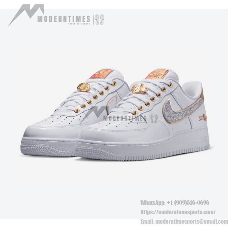 Nike Air Force 1 Low "NOLA" DZ5425-100 - ニューオーリンズを称えるエレガントなデザイン Nike Air Force 1 Low "NOLA" DZ5425-100 - きらめくシルバースウッシュとゴールドアクセントが際立つホワイトレザー