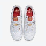 Nike Air Force 1 Low "NOLA" DZ5425-100 - ニューオーリンズを称えるエレガントなデザイン Nike Air Force 1 Low "NOLA" DZ5425-100 - きらめくシルバースウッシュとゴールドアクセントが際立つホワイトレザー