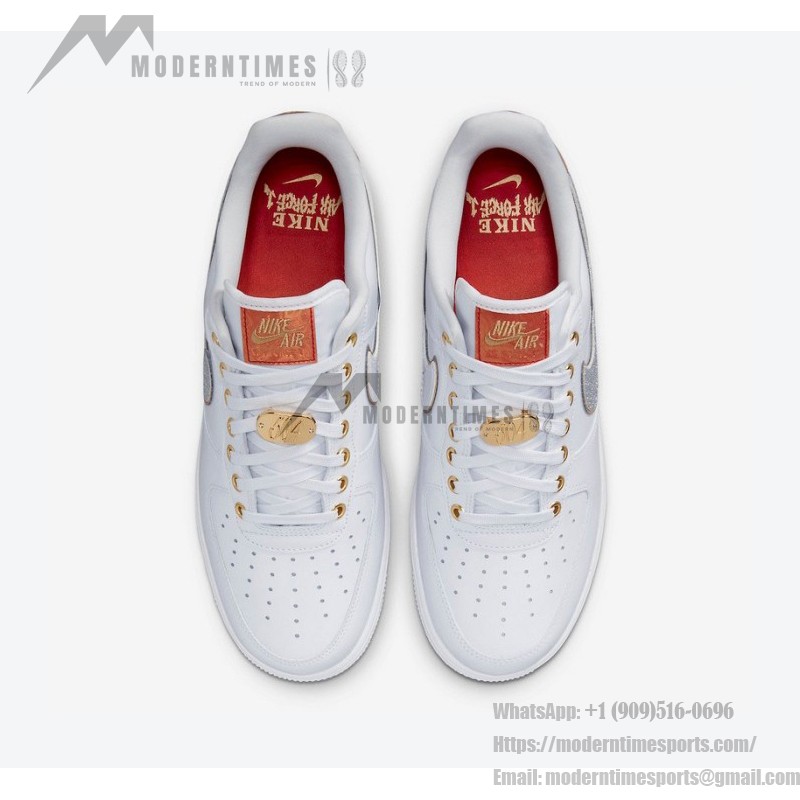 Nike Air Force 1 Low "NOLA" DZ5425-100 - ニューオーリンズを称えるエレガントなデザイン Nike Air Force 1 Low "NOLA" DZ5425-100 - きらめくシルバースウッシュとゴールドアクセントが際立つホワイトレザー