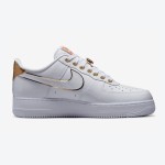 Nike Air Force 1 Low "NOLA" DZ5425-100 - ニューオーリンズを称えるエレガントなデザイン Nike Air Force 1 Low "NOLA" DZ5425-100 - きらめくシルバースウッシュとゴールドアクセントが際立つホワイトレザー