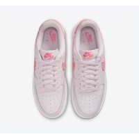 ナイキ エア フォース 1 ロー "Pink Paisley" FD1448-664 - ペイズリー柄が映える柔らかなピンク | クラシックとエレガンスの融合