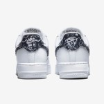 Nike Air Force 1 Low WMNS 'Black Paisley' DH4406-101 - エレガントなホワイトスニーカー Nike Air Force 1 Low WMNS 'Black Paisley' DH4406-101 - スウッシュとヒールタブにブラックペイズリーアクセントが施されたホワイトスニーカー