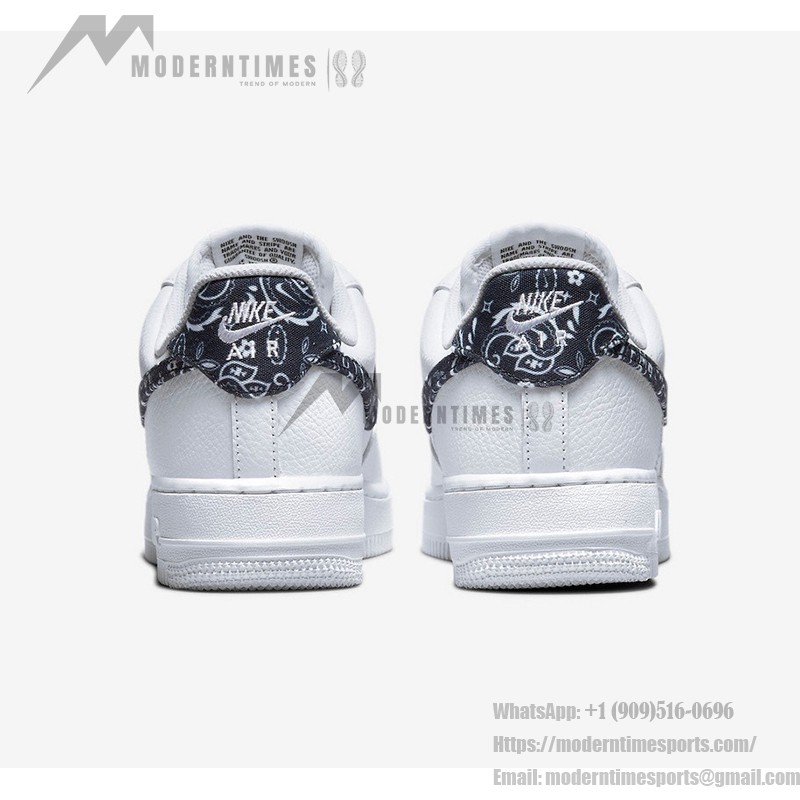 Nike Air Force 1 Low WMNS 'Black Paisley' DH4406-101 - エレガントなホワイトスニーカー Nike Air Force 1 Low WMNS 'Black Paisley' DH4406-101 - スウッシュとヒールタブにブラックペイズリーアクセントが施されたホワイトスニーカー