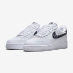 Nike Air Force 1 Low WMNS 'Black Paisley' DH4406-101 - エレガントなホワイトスニーカー Nike Air Force 1 Low WMNS 'Black Paisley' DH4406-101 - スウッシュとヒールタブにブラックペイズリーアクセントが施されたホワイトスニーカー