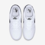 Nike Air Force 1 Low WMNS 'Black Paisley' DH4406-101 - エレガントなホワイトスニーカー Nike Air Force 1 Low WMNS 'Black Paisley' DH4406-101 - スウッシュとヒールタブにブラックペイズリーアクセントが施されたホワイトスニーカー