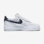 Nike Air Force 1 Low WMNS 'Black Paisley' DH4406-101 - エレガントなホワイトスニーカー Nike Air Force 1 Low WMNS 'Black Paisley' DH4406-101 - スウッシュとヒールタブにブラックペイズリーアクセントが施されたホワイトスニーカー