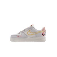 Nike Air Force 1 Low WMNS "Just Do It" DQ7656-100 - 黄色のステッチと遊び心のあるグラフィックディテールが魅力の女性用ベージュスニーカー