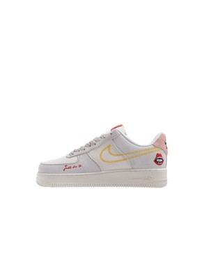 Nike Air Force 1 Low WMNS "Just Do It" DQ7656-100 - 黄色のステッチと遊び心のあるグラフィックディテールが魅力の女性用ベージュスニーカー