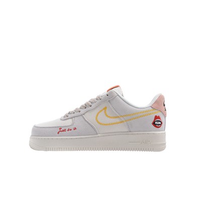 Nike Air Force 1 Low WMNS "Just Do It" DQ7656-100 - 黄色のステッチと遊び心のあるグラフィックディテールが魅力の女性用ベージュスニーカー