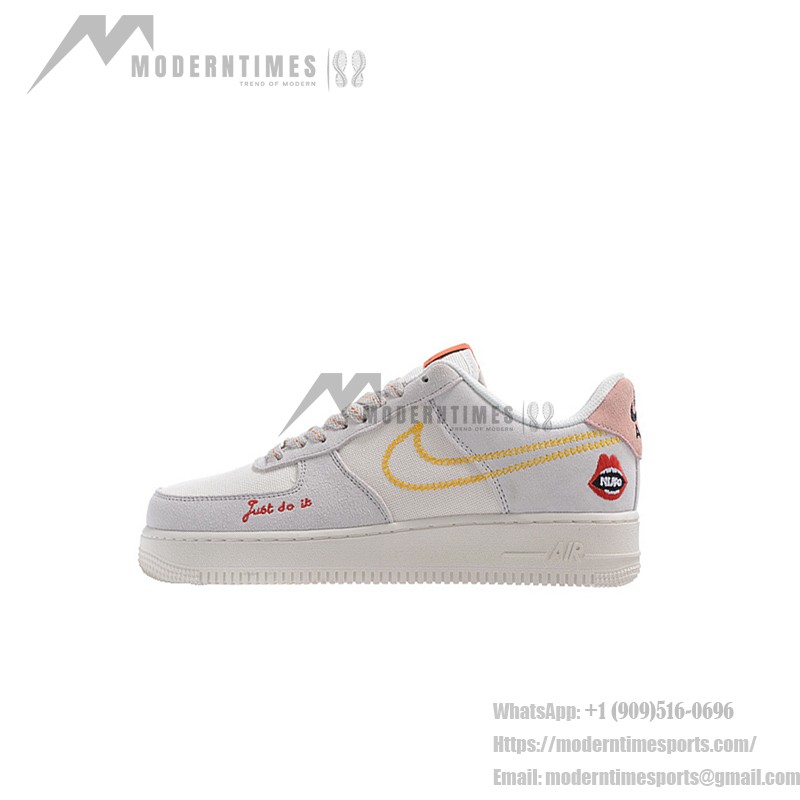 Nike Air Force 1 Low WMNS "Just Do It" DQ7656-100 黄色いステッチとグラフィックディテールが施されたベージュの Nike Air Force 1 Low WMNS "Just Do It"