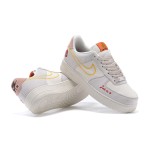 Nike Air Force 1 Low WMNS "Just Do It" DQ7656-100 黄色いステッチとグラフィックディテールが施されたベージュの Nike Air Force 1 Low WMNS "Just Do It"