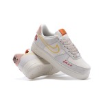Nike Air Force 1 Low WMNS "Just Do It" DQ7656-100 黄色いステッチとグラフィックディテールが施されたベージュの Nike Air Force 1 Low WMNS "Just Do It"