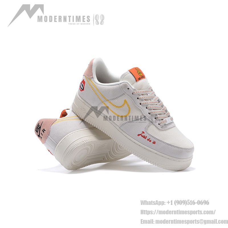 Nike Air Force 1 Low WMNS "Just Do It" DQ7656-100 黄色いステッチとグラフィックディテールが施されたベージュの Nike Air Force 1 Low WMNS "Just Do It"