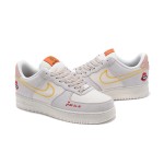 Nike Air Force 1 Low WMNS "Just Do It" DQ7656-100 黄色いステッチとグラフィックディテールが施されたベージュの Nike Air Force 1 Low WMNS "Just Do It"